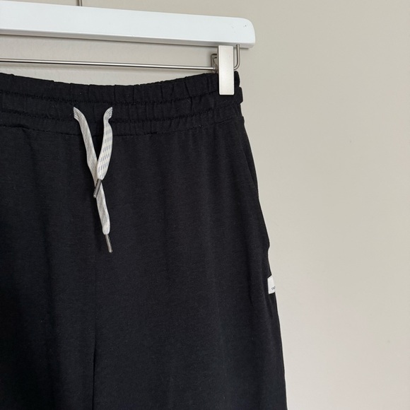 Vuori• Halo Essential Wideleg Pant Black - Picture 4 of 5